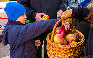 1000 jabłek w pierwszy dzień wiosny rozdaliśmy w Ornecie!